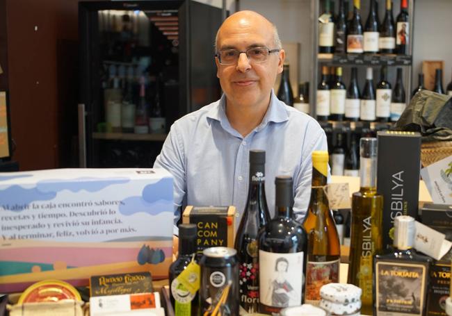 Miguel Merino con un bodegón de productos delicatessen en su tienda Mesetarios