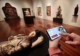 Una usuaria sigue en su aparato de telefonía la explicación sobre las tallas que se exponen en el Museo Nacional de Escultura Policromada de Valladolid.