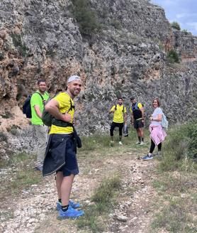 Imagen secundaria 2 - Los participantes en el reto a su paso por Condado de Castilnovo, La Matilla y el puente de Villaseca, respectivamente.