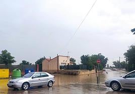 Parte de la carretera de Villarramiel se inundó este jueves tras las lluvias.