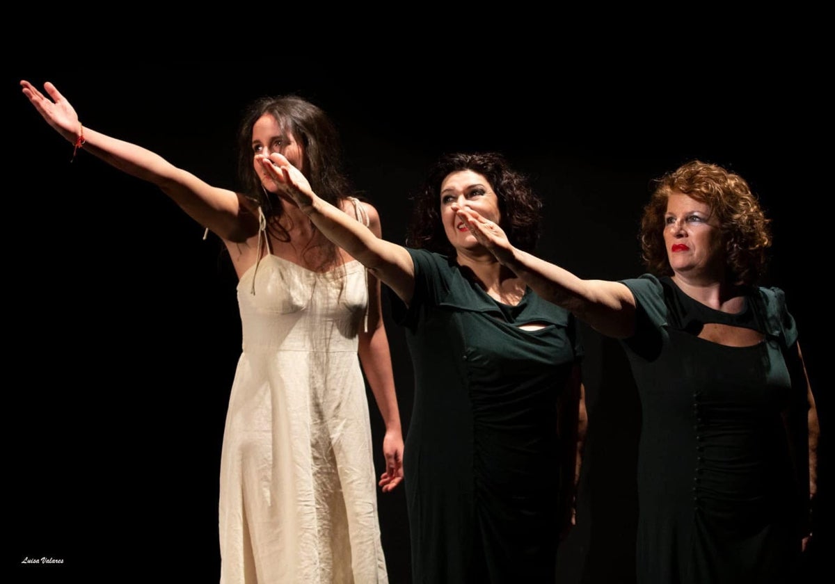 Tres de las actrices de 'Zapatos color luna' en una de las escenas de la obra.