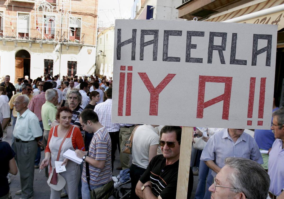Concentración para reclamar la Autovía del Duero, celebrada en Peñafiel en 2005.