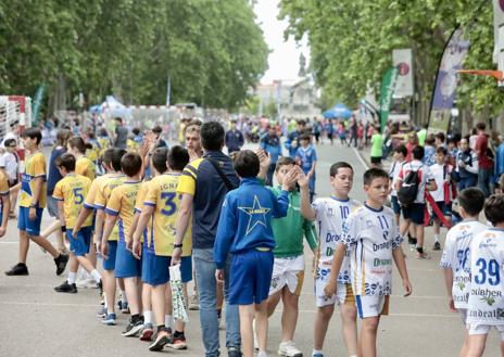 Imagen secundaria 1 - 1. Disputa de balón entre jugadores del Club Deportivo Hand Vall y del Club Balonmano Viaña. 2. Los jugadores de La Salle y de Viaña se saludan. 3. Un jugador del Recoletas lanza a portería.