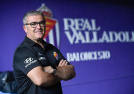 Paco García posa en Pisuerga junto a un escudo del Real Valladolid.