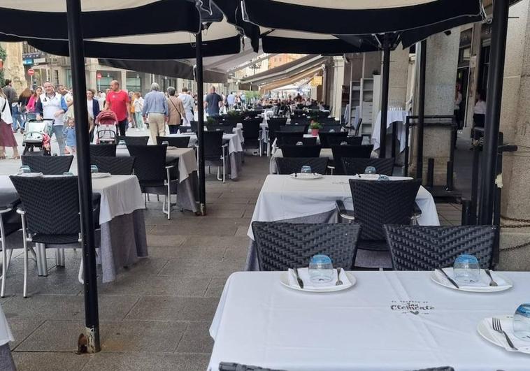 Terrazas vacías a la hora de la cena en la avenida del Acueducto.