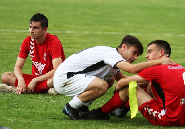 Un jugador del Zamora anima a uno del Turégano.