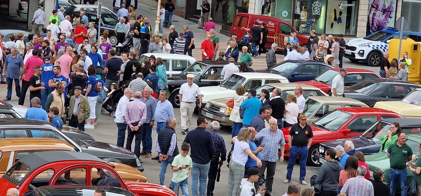 Los coches clásicos invaden las fiestas de Guardo