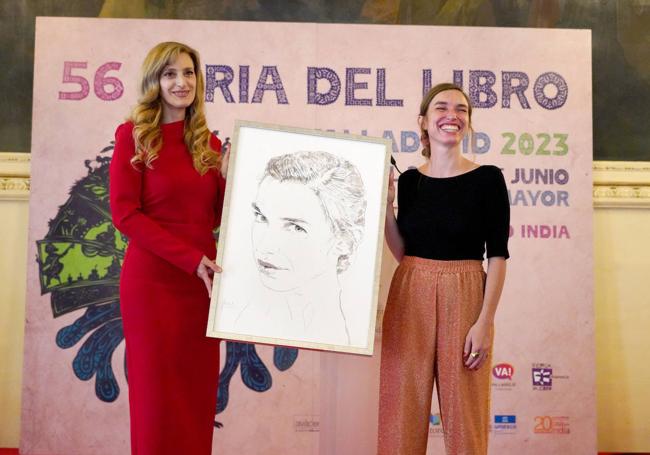 La viceconsejera Mar Sancho, durante la entrega del premio de la Crítica de Castilla y León a la escritora segoviana Violeta Gil.