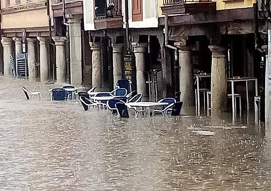 Plaza Mayor de Cervera, anegada por el agua.