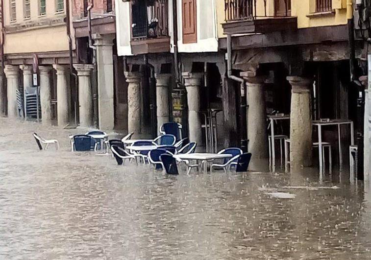 Plaza Mayor de Cervera, anegada por el agua.