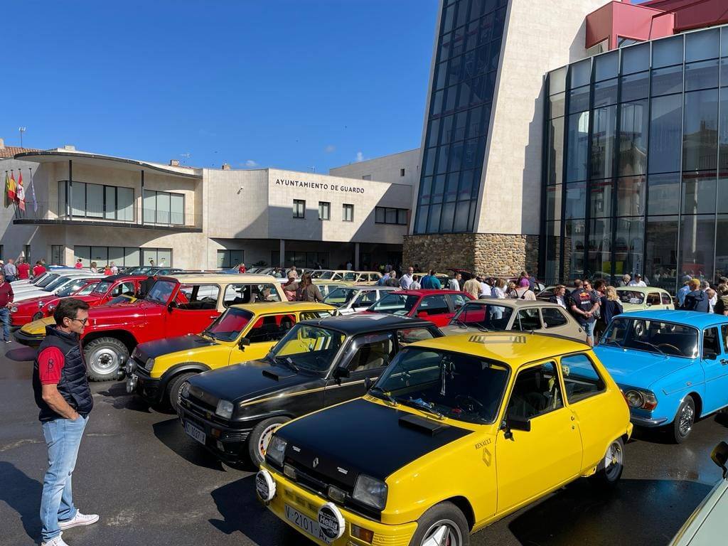 Los coches clásicos invaden las fiestas de Guardo