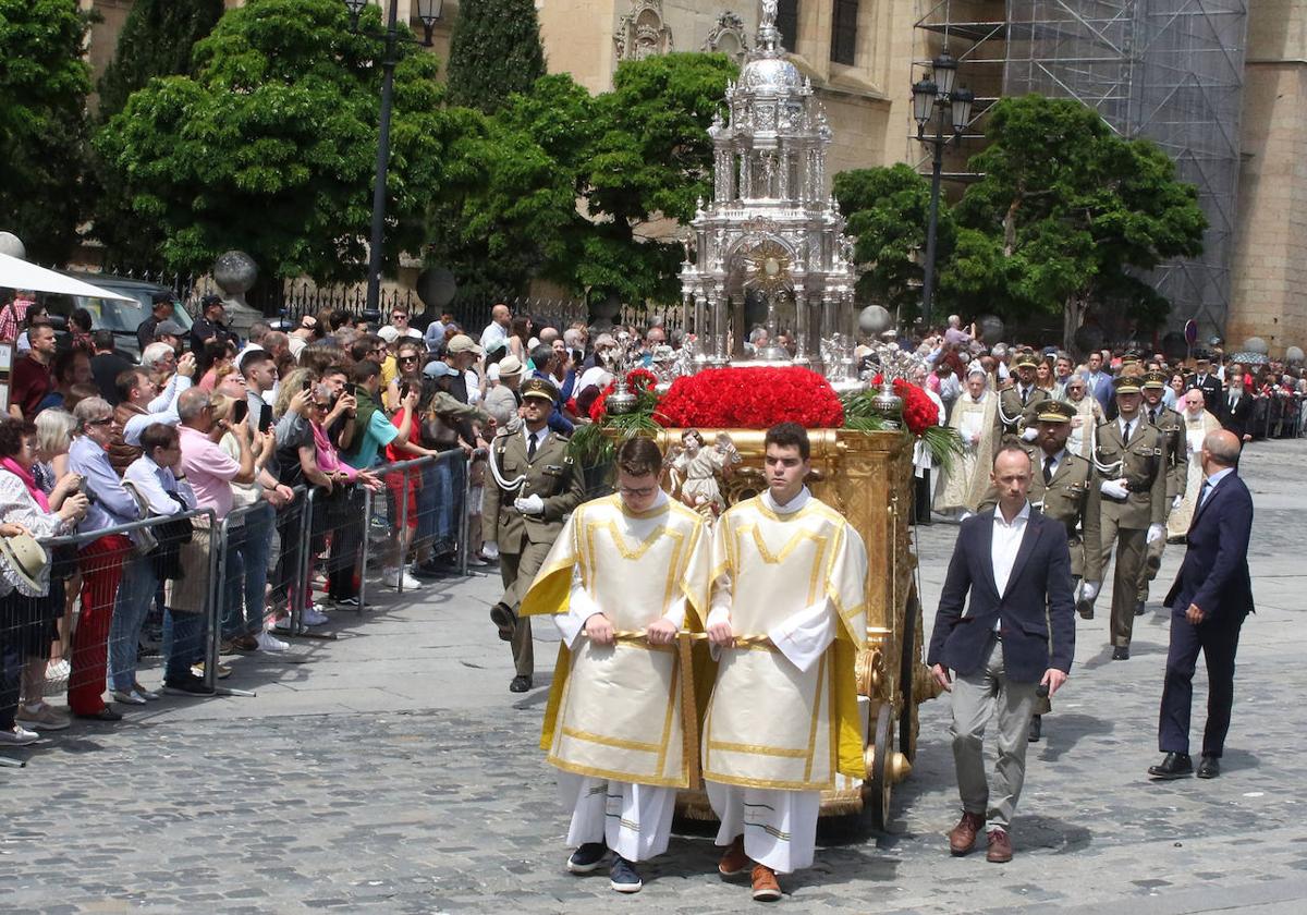 La procesión, a su paso por la Plaza Mayor.