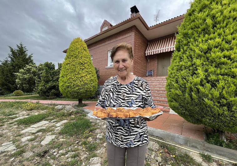 Gaspara a la puerta de su casa con una bandeja de leche frita recién hecha