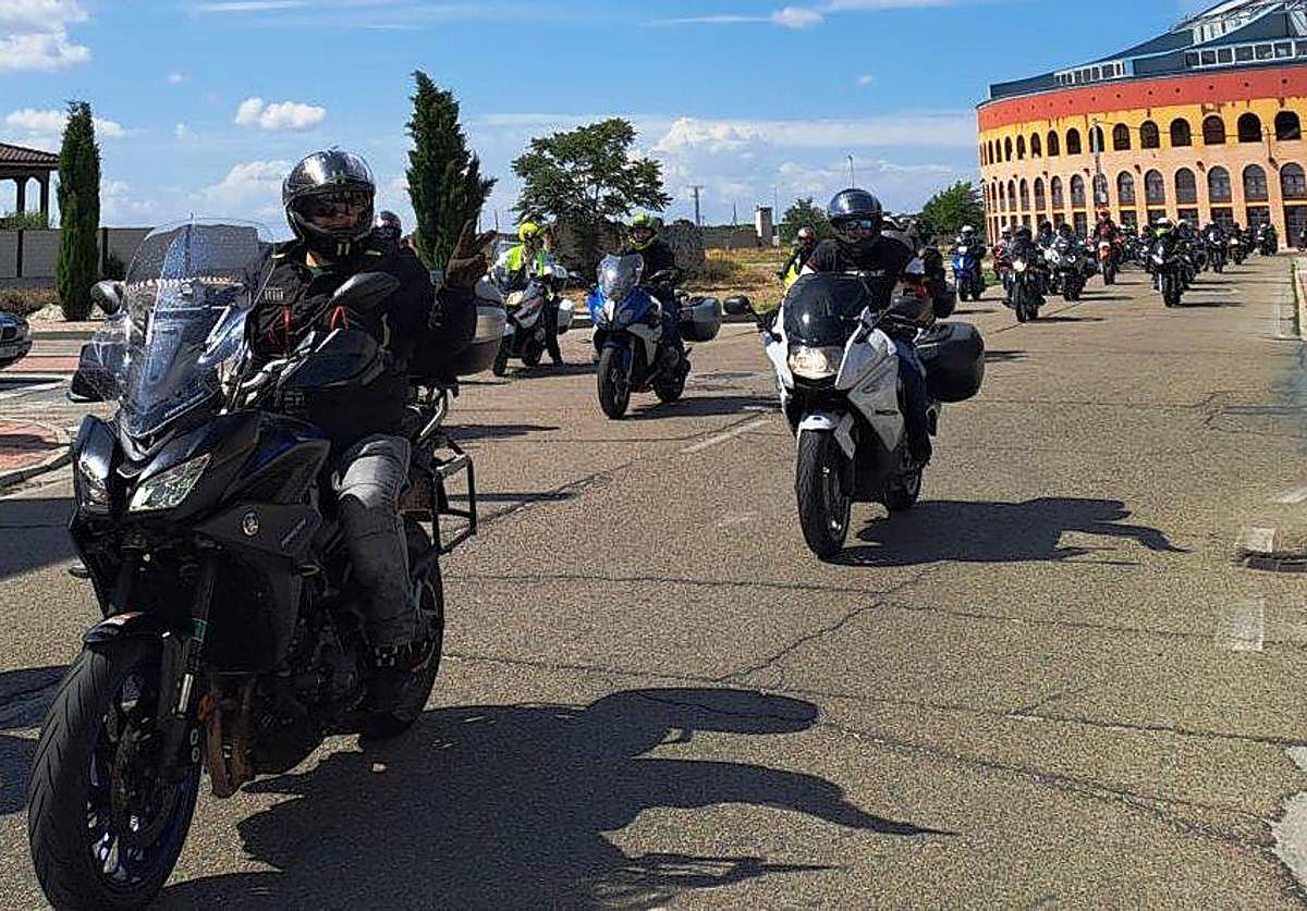 Participantes en una de las rutas moteras de la jornada.