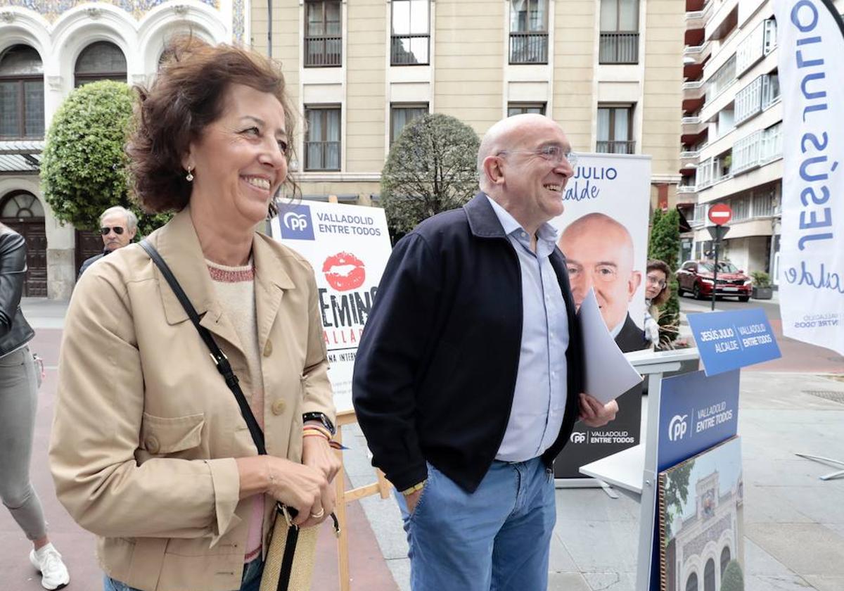 Mercedes Cantalapiedra, junto a Jesús Julio Carnero en un acto de campaña.