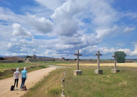 Imagen secundaria 1 - Las parejas de maniquíes, a su paso por Aldealengua de Santa María, San Pedro de Gaíllos y Cerezo de Abajo. 