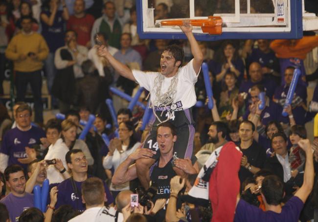 Sergio Alonso celebra el ascenso a la LEB Oro del Palencia Baloncesto. sobre los hombros de Chris Mc Naughton, en la temporada 2009.