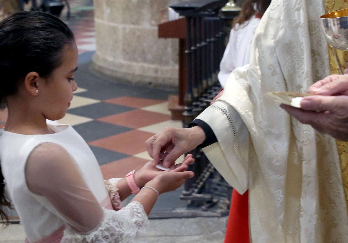 Una niña segoviana recibe una hostia consagrada.