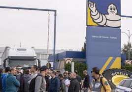Cientos de trabajadores de la factoría de Michelin Vitoria se manifiestan ante la fábrica