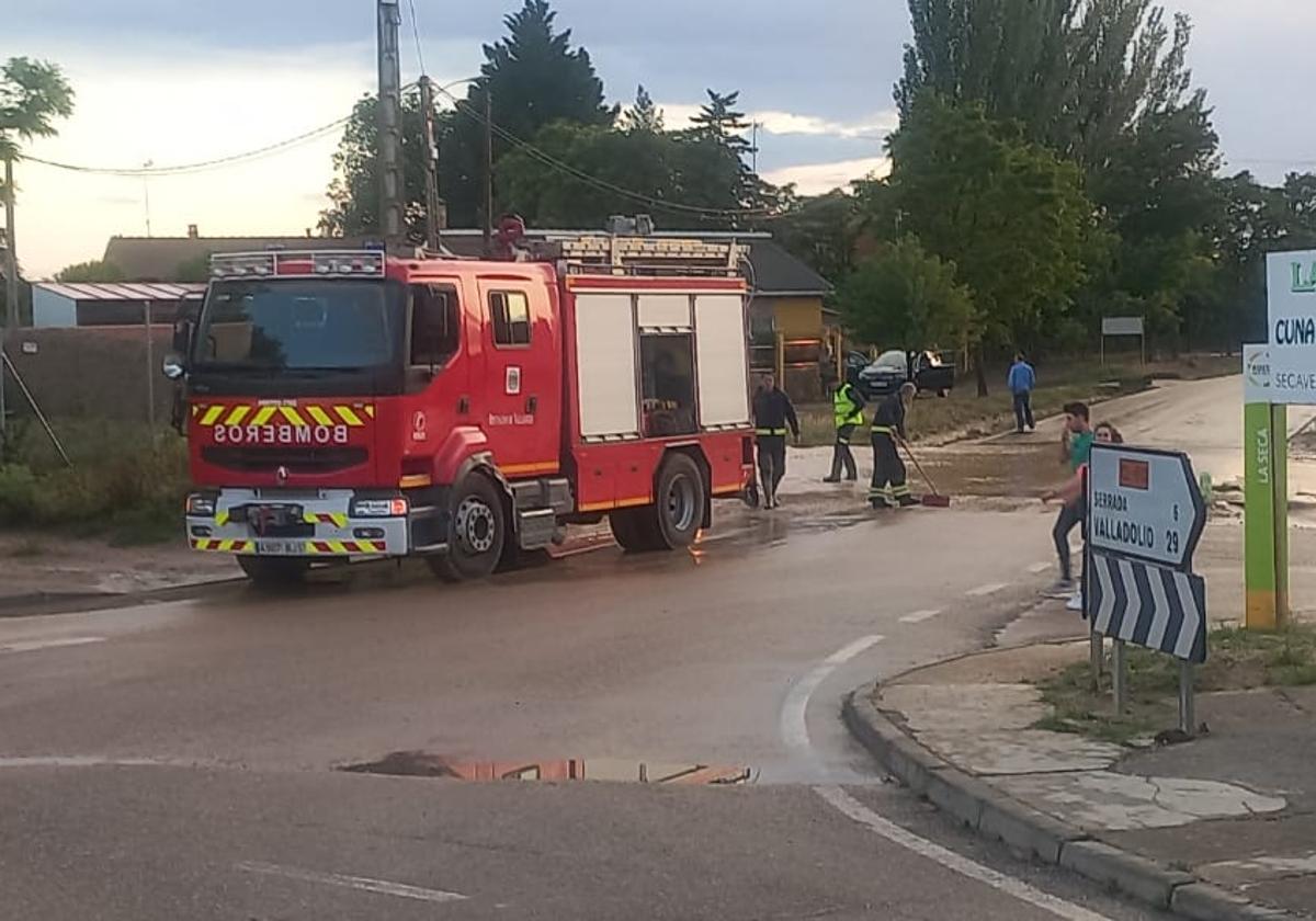 Los bomberos de la Diputación limpian de fango una de las zonas afectadas de La Seca.