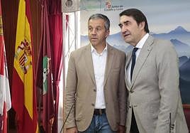 El consejero de Medio Ambiente, Juan Carlos Suárez-Quiñones (derecha), este lunes junto al alcalde de Riaño.