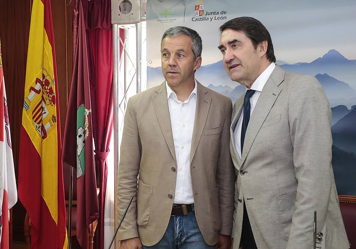 El consejero de Medio Ambiente, Juan Carlos Suárez-Quiñones (derecha), este lunes junto al alcalde de Riaño.