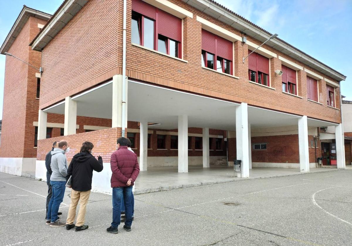 Visita de técnicos al patio del colegio Santa Clara para fijar el calendario de las obras.