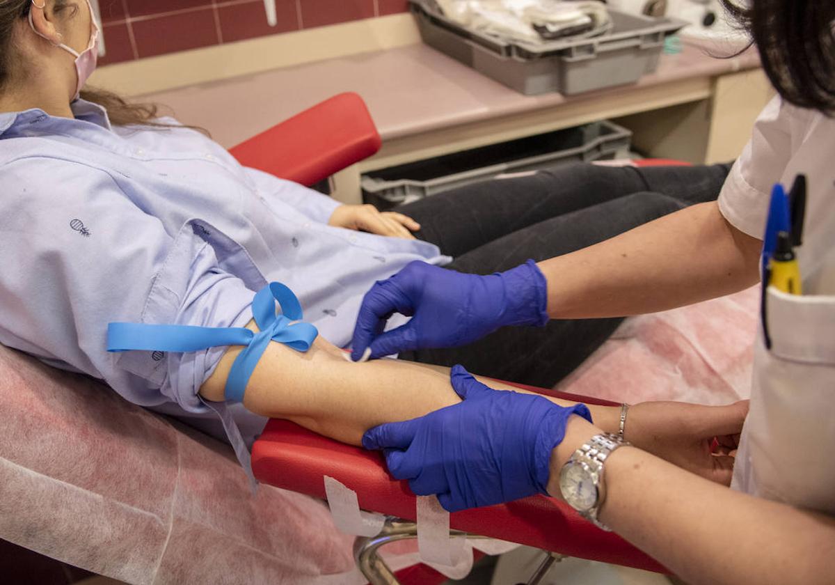 Una mujer, en los momentos previos a una extracción en el centro de hemodonación del Hospital.