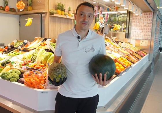 Óliver Porro de la frutería 'Manuel Sánchez' en el Mercado del Val de Valladolid.