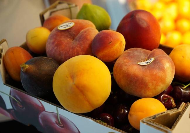 Diferentes frutas propias del verano en el Mercado del Val de Valladolid.