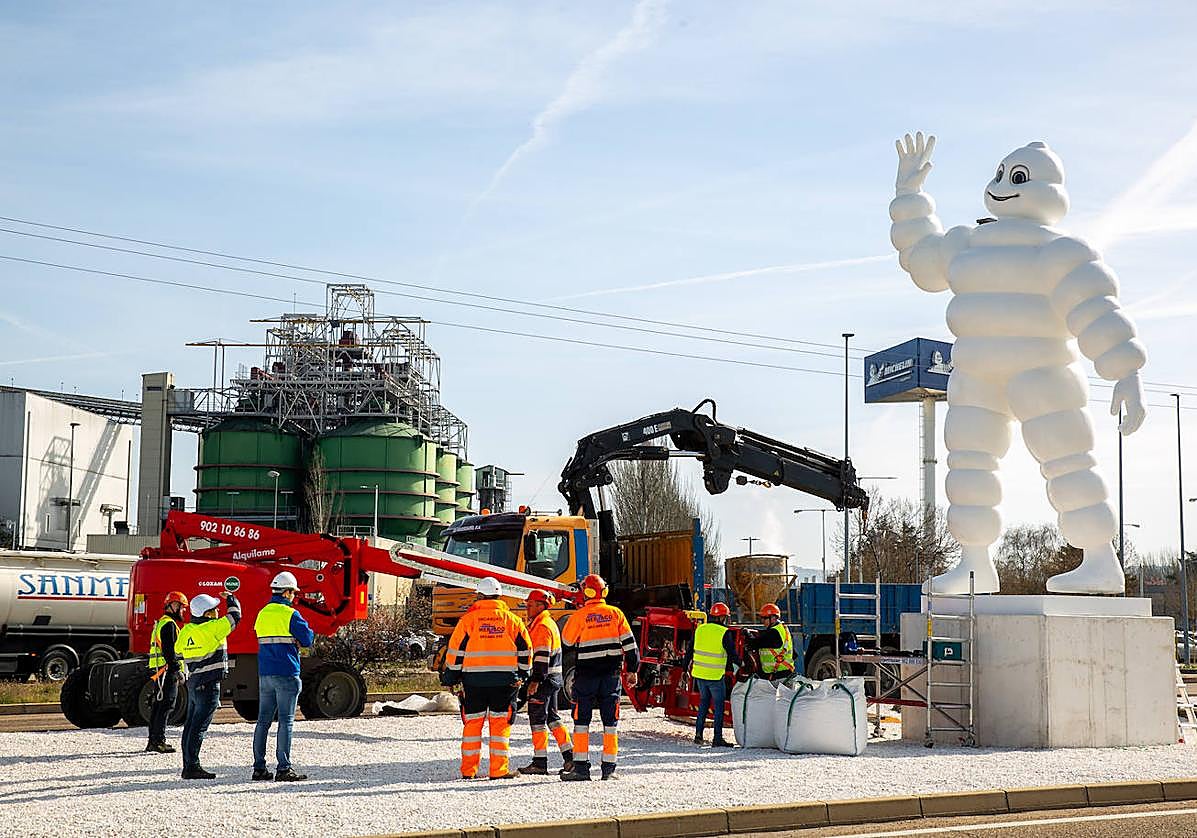 Rotonda de acceso a la factoría de Michelin en Valladolid.