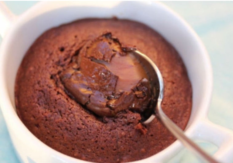 Brownie de chocolate en tres minutos