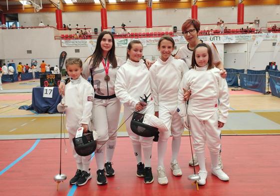 Las representantes del Club Esgrima Medina del Campo en el Campeonato de España.