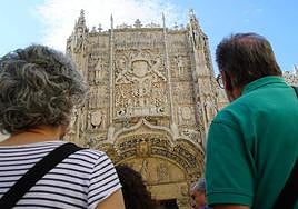 Los suscriptores observan la fachada del Museo Nacional de Escultura.