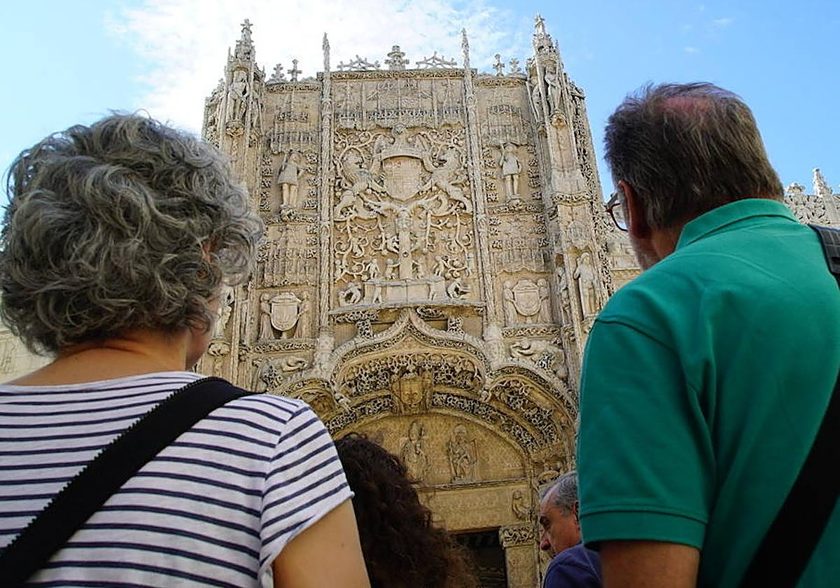 Los suscriptores observan la fachada del Museo Nacional de Escultura.