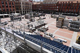 Los operarios montan las gradas que albergarán a los espectadores del campeonato.