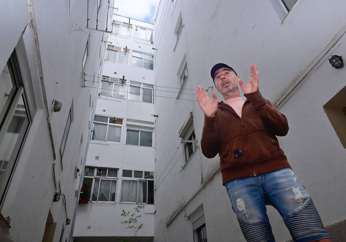 Pedro Luis Benito, en el patio interior del edidicio de la calle Caamaño, donde vive en un quinto piso sin ascensor.