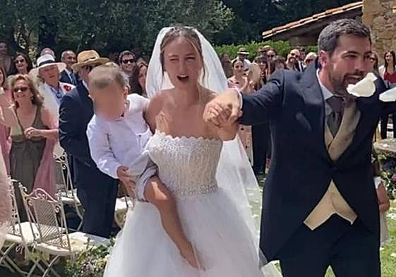 Rigoberta Bandini con Esteban Navarro y el niño que tienen en común, Nico, el día de su segunda boda.