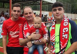Félix González, con sus hijos, en El Burgo el pasado sábado.