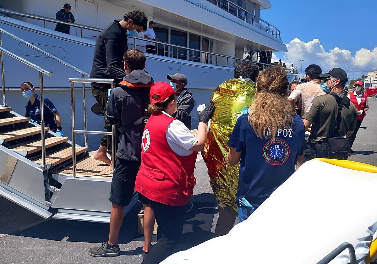 Supervivientes de la tragedia a su llegada al puerto de Kalamata, en Grecia.