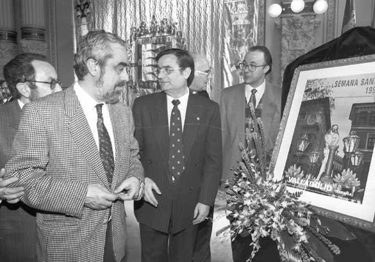 Tomás Rodríguez Bolaños, en primer plano, y Ramiro Ruiz Medrano, a la derecha, en la presentación de un cartel de la Semana Santa de Valladolid