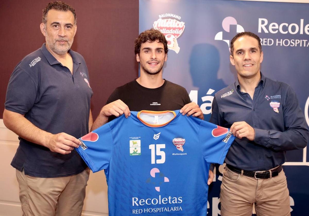 David Pisonero, Afonso Lima y Mario Arranz en la presentación del nuevo jugador del Recoletas.