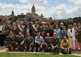 Foto de familia del personal civil y militar del Archivo General Militar.