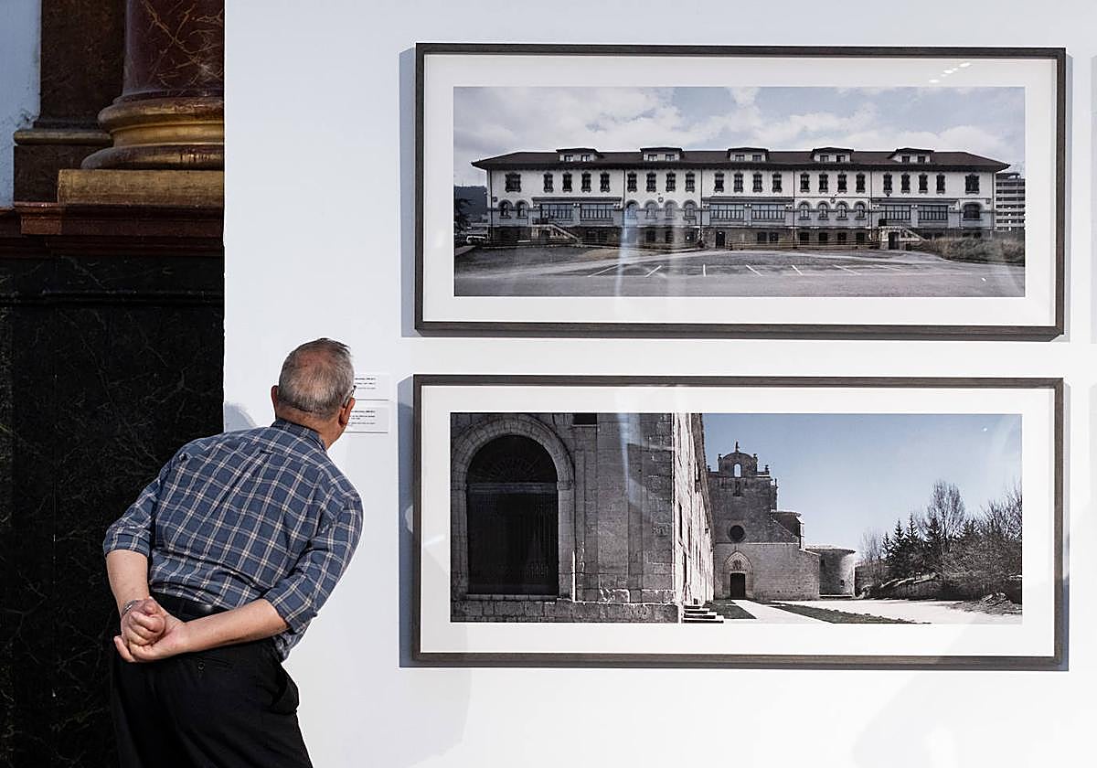Un visitante observa fotografías de la exposición.