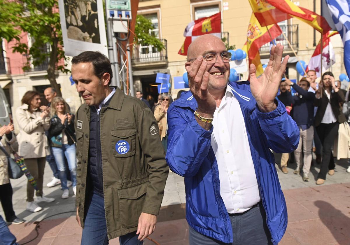 Jesús Julio Carnero y Conrado Íscar, el 26 de mayo, la tarde de cierre de la campaña a las elecciones municipales.