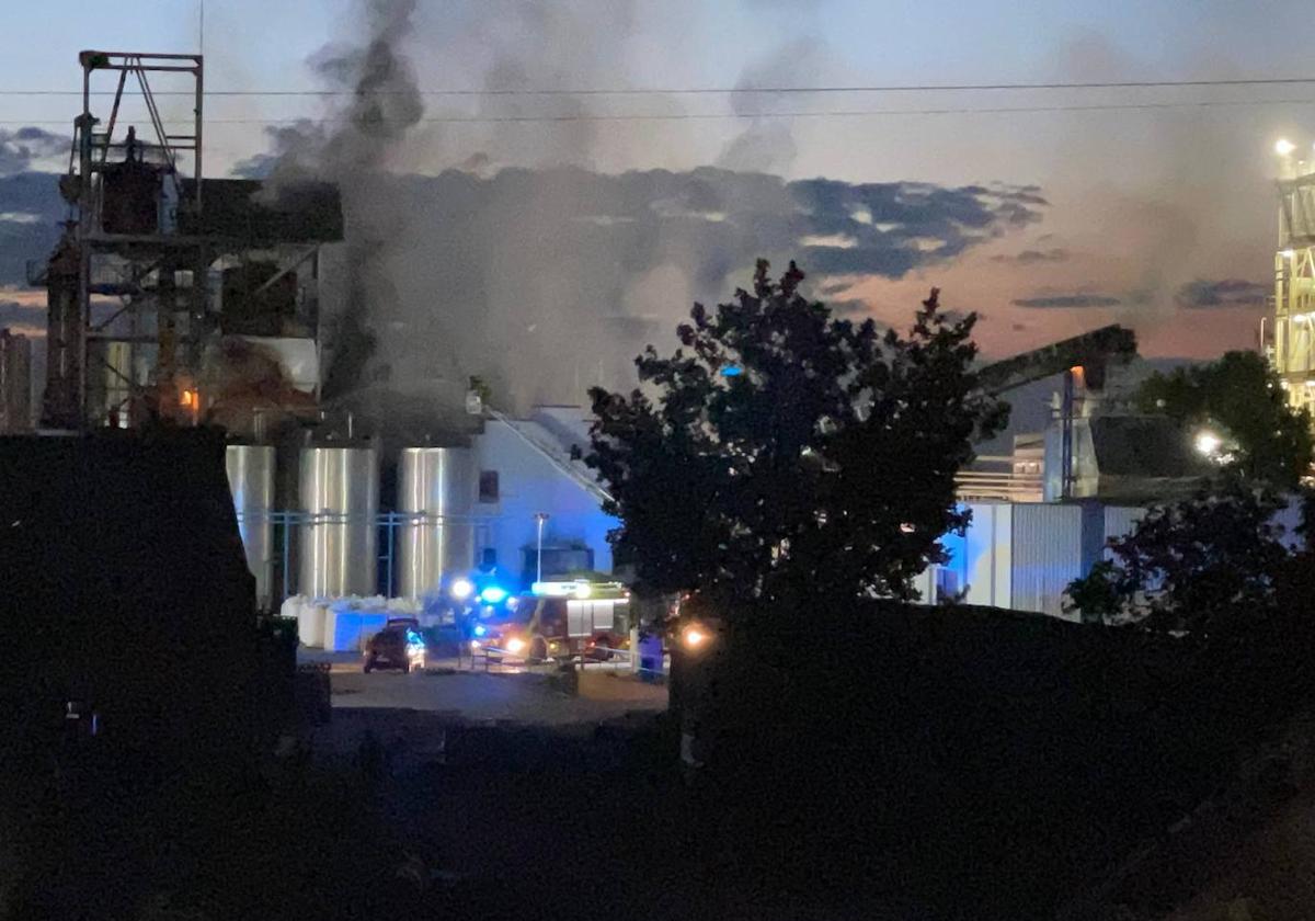 Incendio en la fábrica de Cabezón de Pisuerga, este miércoles de madrugada.