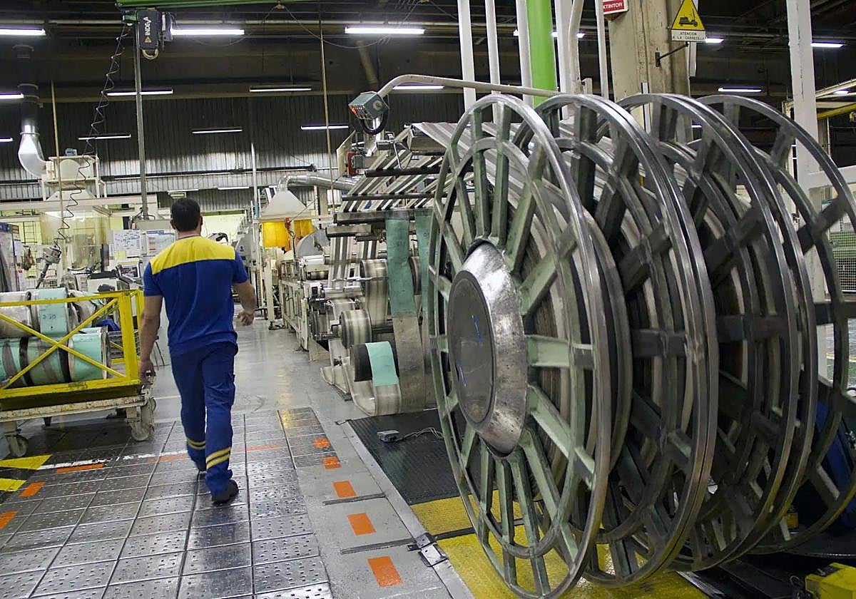 Un trabajador, en la factoría de Michelin de Valladolid, en una imagen de archivo.