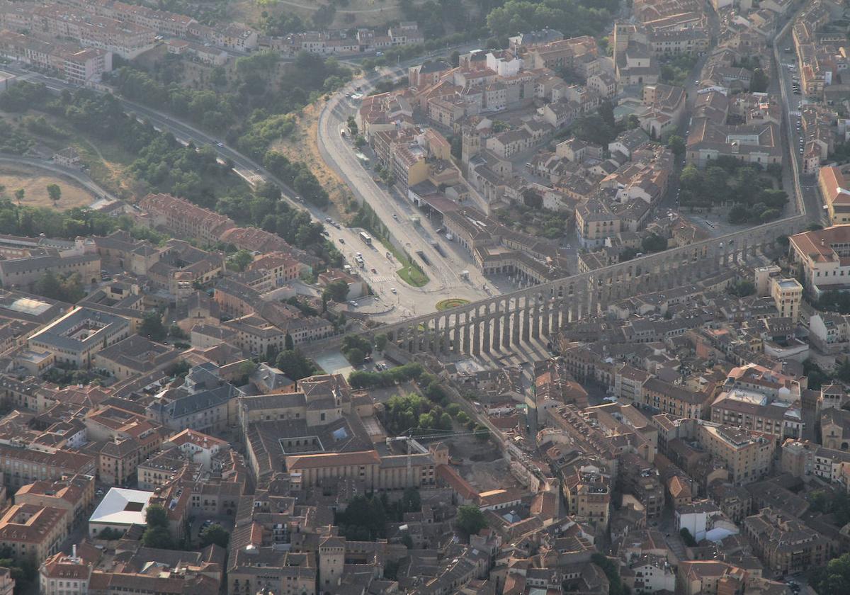 Vista aérea de parte del recinto amurallado, el Acueducto de Segovia y parte de los barrios de El Salvador y San Justo.