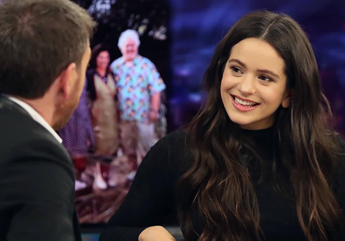 Rosalía con Pablo Motos en 'El Hormiguero'.
