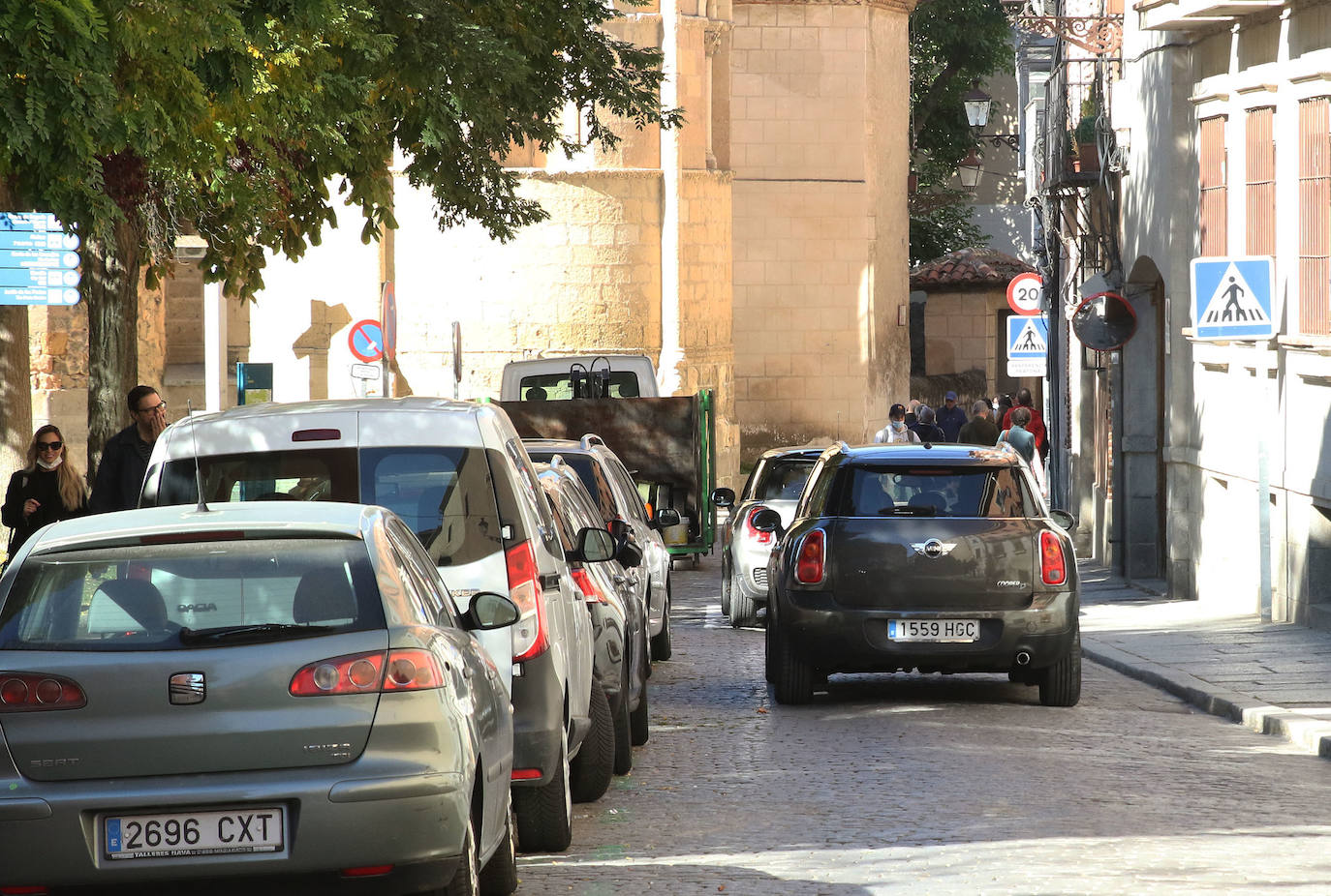 Tráfico en una calle del recinto amurallado de Segovia.